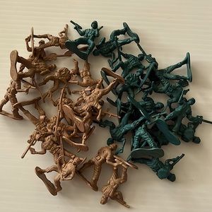 Plastic soldier toys - assorted